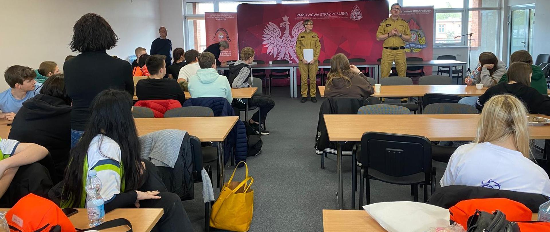 Na zdjęciu widać otwarcie zawodów z pierwszej pomocy. Otwarcia dokonuje Komendant Powiatowy PSP w Gnieźnie brygadier Marta Kacprzycka.