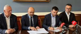 Stanisław Longawa – Dyrektor Regionalnego Zarządu Gospodarki Wodnej we Wrocławiu oraz Rafael Rokaszewicz – prezydent Głogowa podczas zawarcia porozumienia.