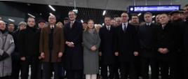 Na zdjęciu grupa osób w hali nowego dworca zachodniego, w śródku nich stoi minister Katarzyna Pełczyńska-Nałęcz