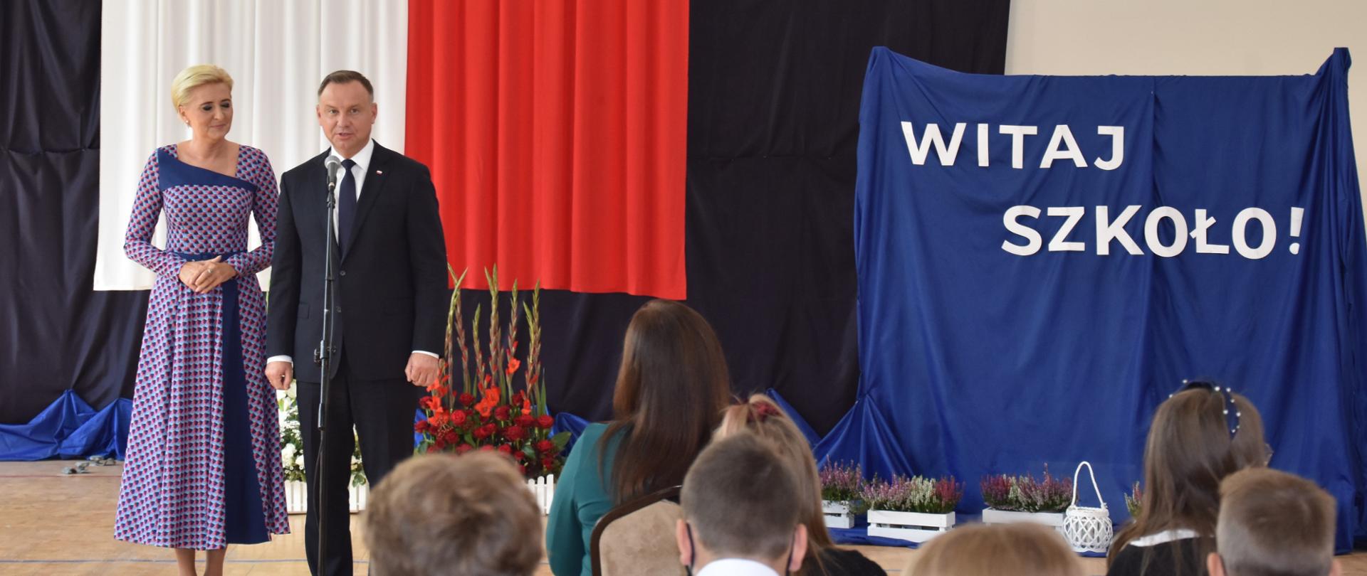 Na zdjęciu widać kobietę i mężczyznę podczas inauguracji nowego roku szkolnego