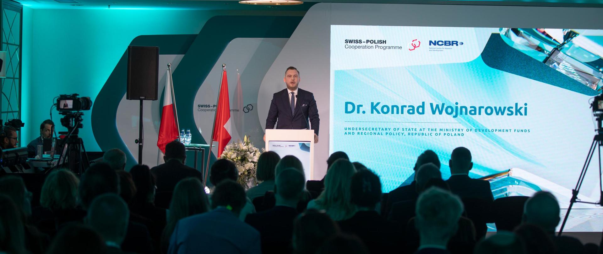 Wiceminister funduszy i polityki regionalnej Konrad Wojnarowski na inauguracji Programu Badania i Innowacje SPPW