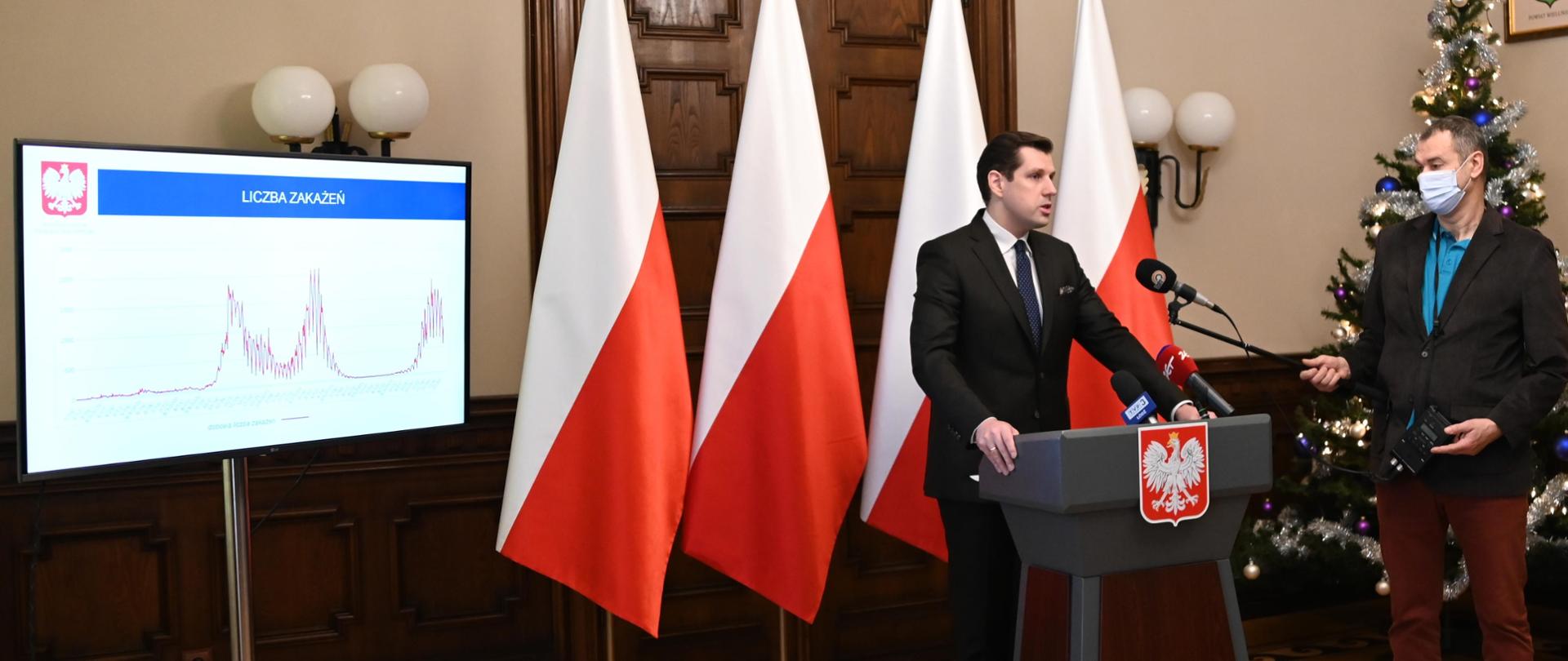 Wojewoda łódzki Tobiasz Bocheński przemawia na konferencji 