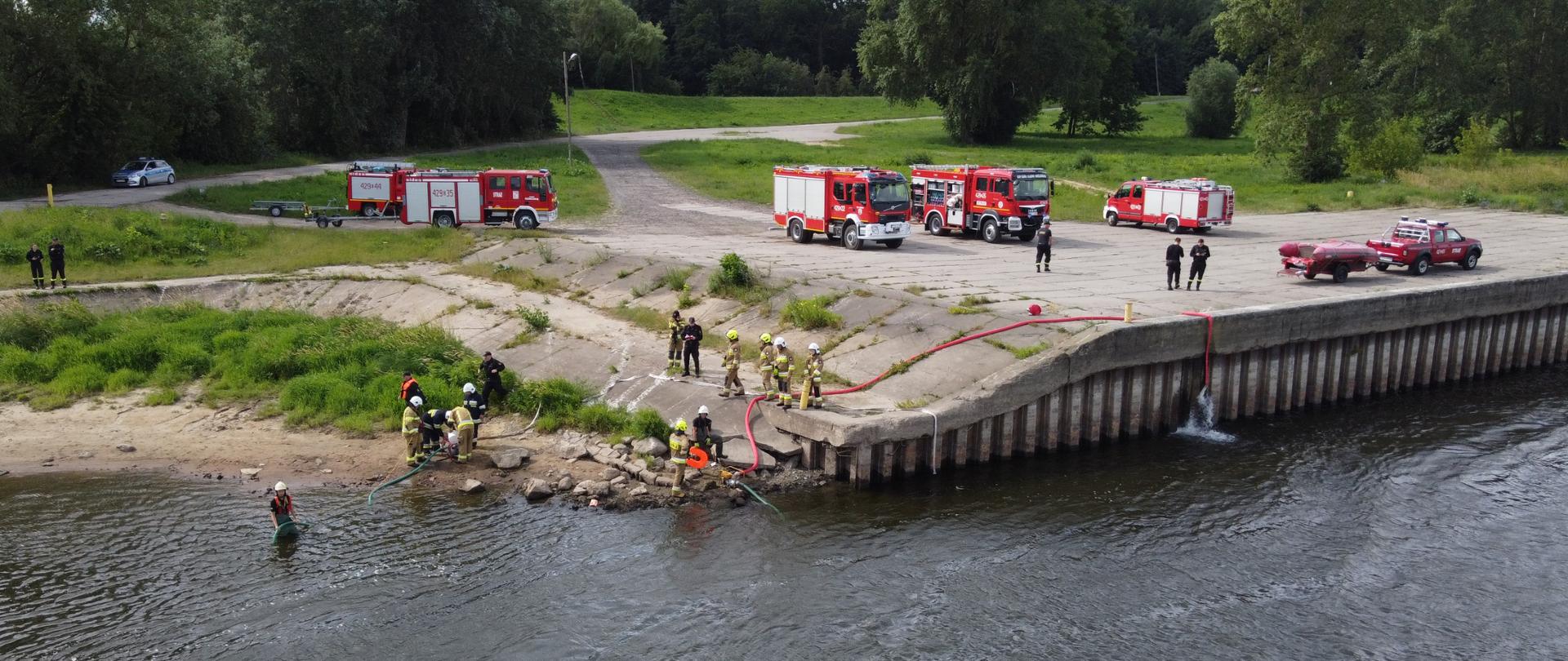 Na zdjęciu znajdują się strażacy z JRG Chełmno oraz druhowie z OSP podczas sprawiania sprzętu na nabrzeżu portowym podczas inspekcji gotowości operacyjnej.