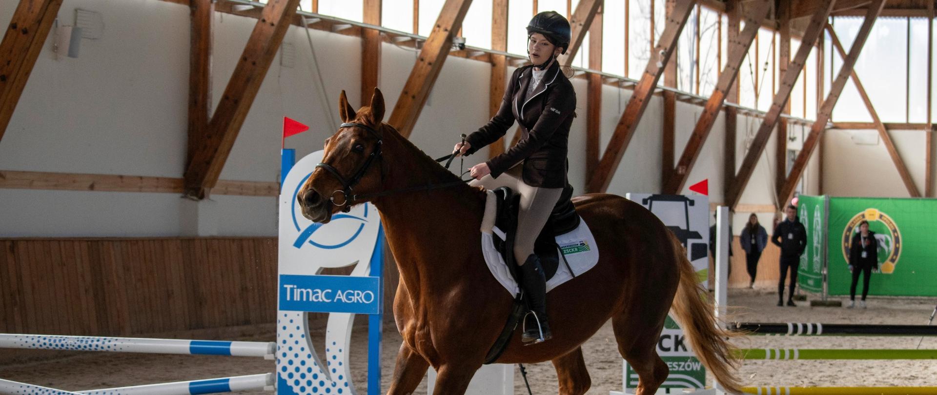Zawodniczka w czasie przejazdu podczas Halowego Pucharu Polski dla Młodzieży Szkół Rolniczych w Prudniku