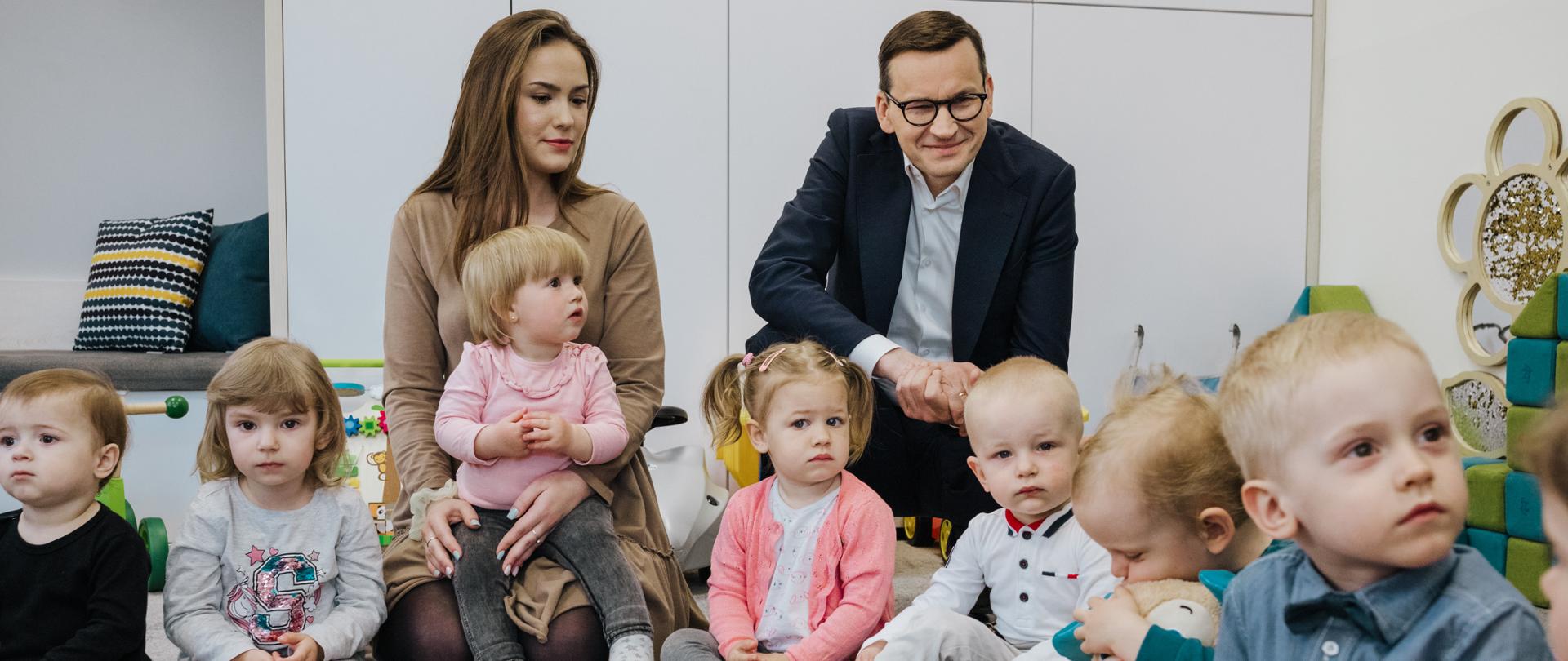 Premier Mateusz Morawiecki podczas wizyty w Samorządowym Klubie Dziecięcym w Białym Kościele