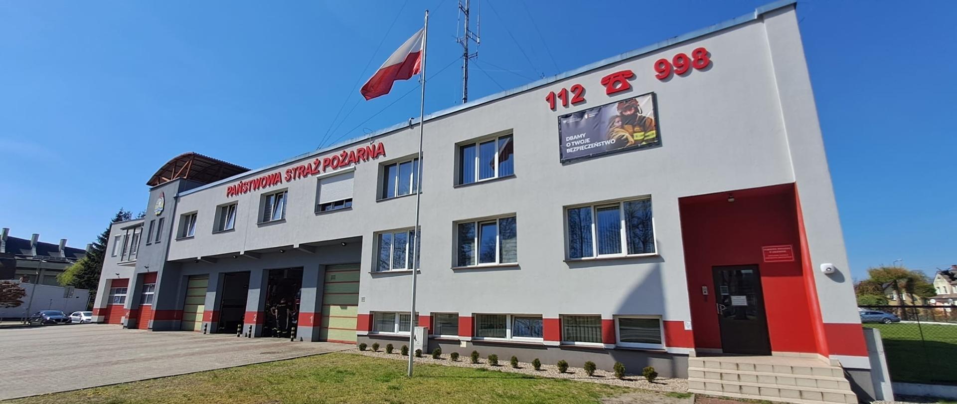 Baner promujące służby podległe MSWiA na budynku KP PSP Goleniów