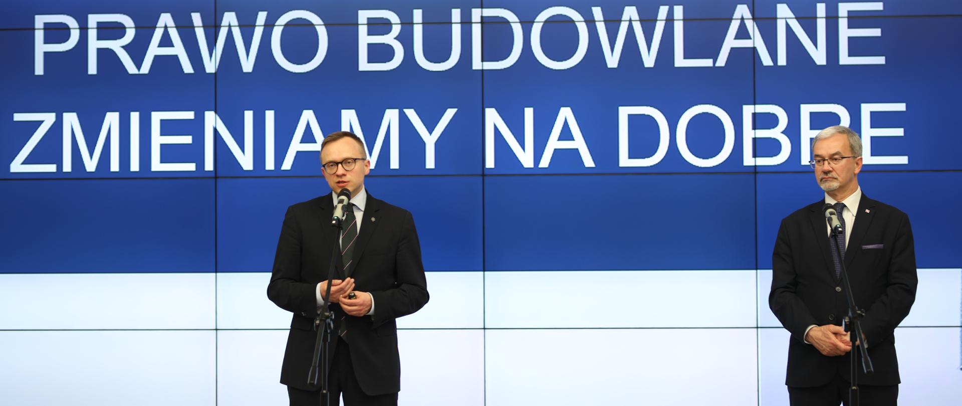 minister Jerzy Kwieciński i wiceminister Artur Soboń na tle napisu: prawo budowlane zmieniamy na dobre