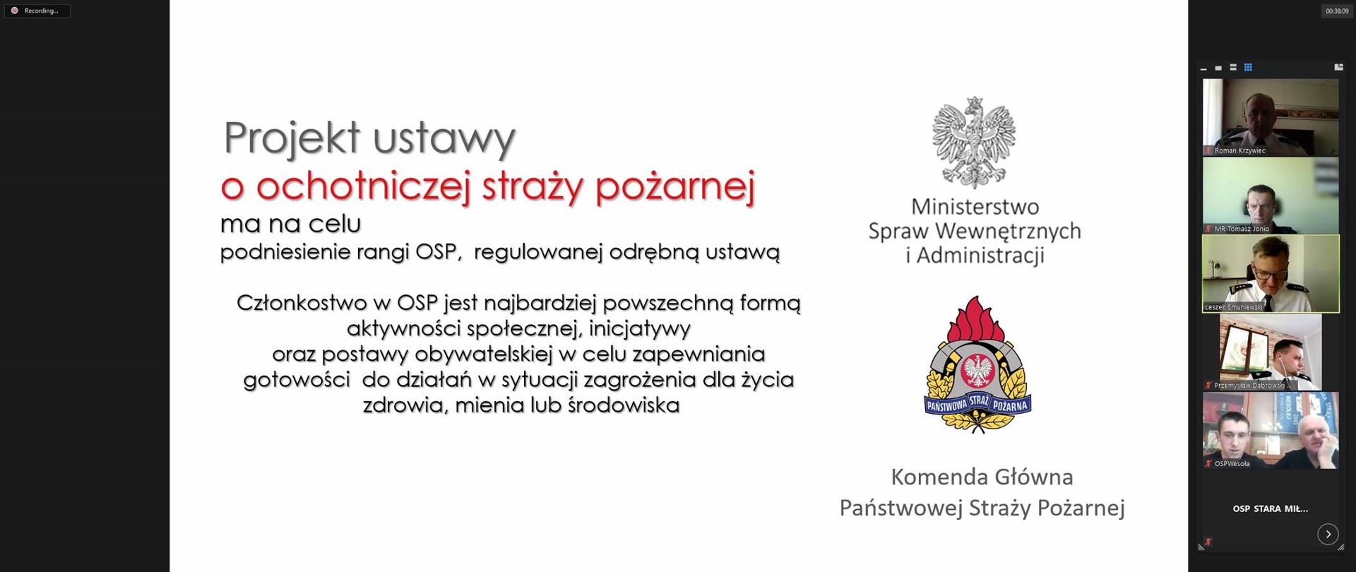 Zdjęcie przedstawia kadr z prezentacji dotyczącej projektu Ustawy o Ochotniczej Straży Pożarnej Na prezentacji widoczne logo Ministerstwa Spraw Wewnętrznych i Administracji oraz logo Komendy Głównej Państwowej Straży Pożarnej.. Po prawej stronie zdjęcia widoczne miniaturki osób uczestniczących w wideokonferencji.
