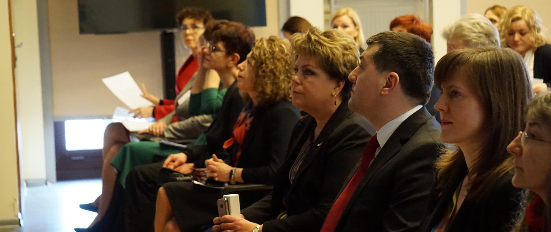 W centralnej części zdjęcia minister Leszek Skiba wraz z dyrektor Joanna Dadacz podczas konferencji nt. raportowania niefinansowego 