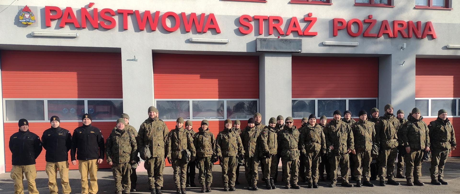  Na zdjęciu widoczni są Funkcjonariusze Państwowej Straży Pożarnej oraz żołnierze z 10 Świętokrzyskiej Brygady Wojsk Obrony Terytorialnej z 102 batalionu lekkiej piechoty.