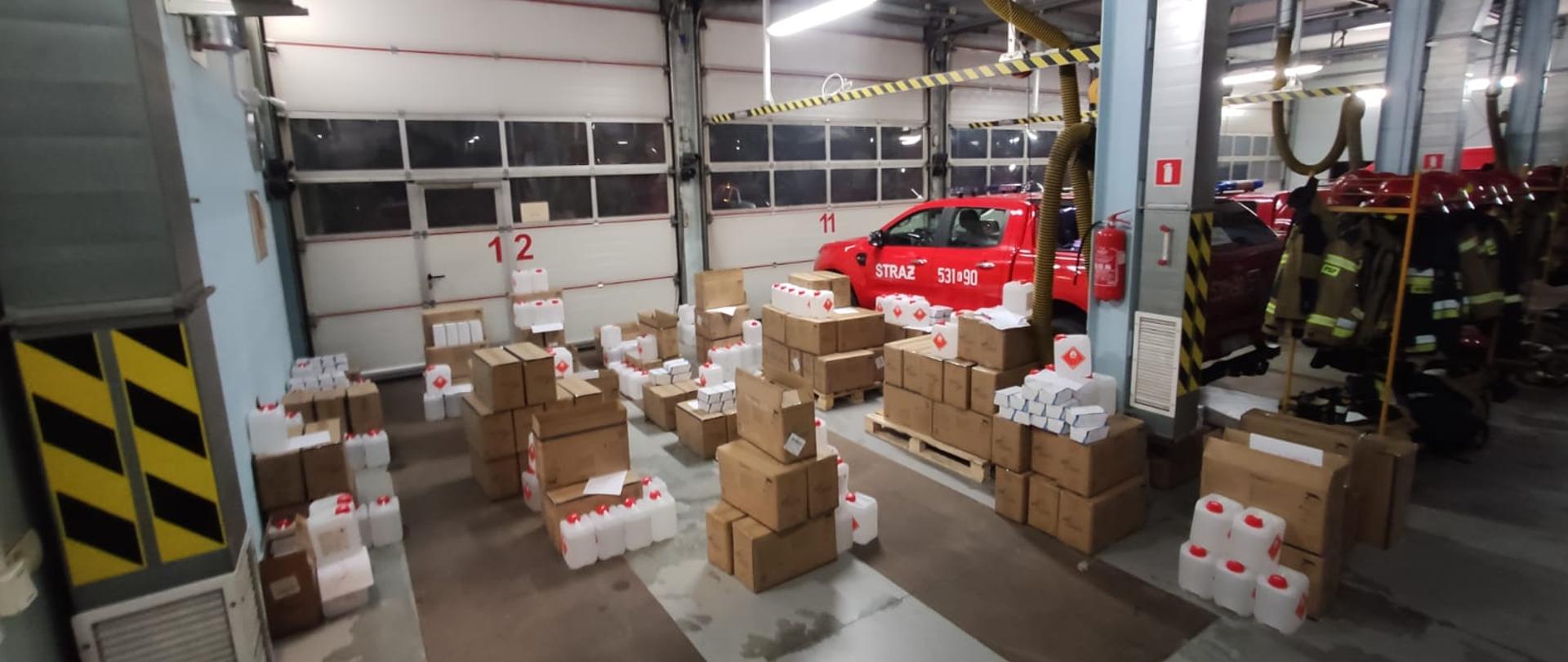 Zdjęcie przedstawia akcję dystrybucji maseczek do parafii