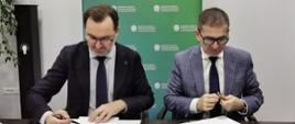 Sławomir Mazurek, wiceprezes NFOŚiGW oraz Andrzej Kamasa, dyrektor Specjalistycznego Szpitala Wojewódzkiego w Ciechanowie podpisują umowę o dofinansowanie termomodernizacji budynków szpitala. 