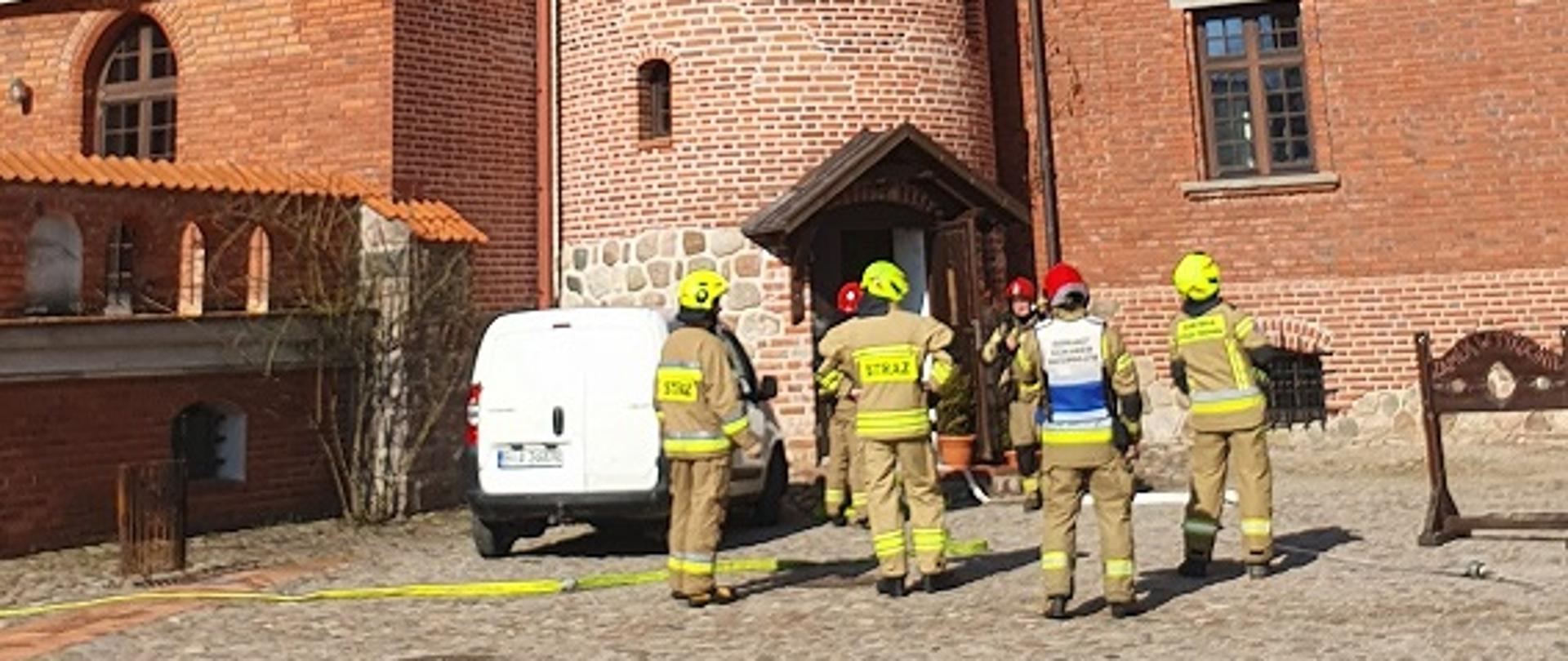 Strażacy podczas ćwiczeń