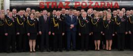 Funkcjonariusze pozujący do wspólnego zdjęcia z Ministrem i komendantem głównym