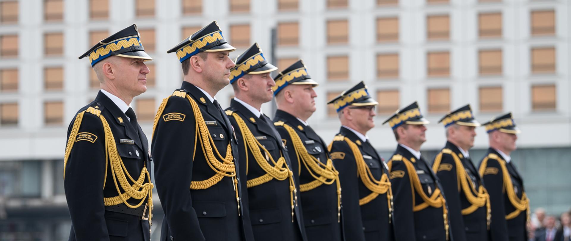 Na zdjęciu widzimy 8 mężczyzn w mundurach generalskich ustawionych w szeregu.