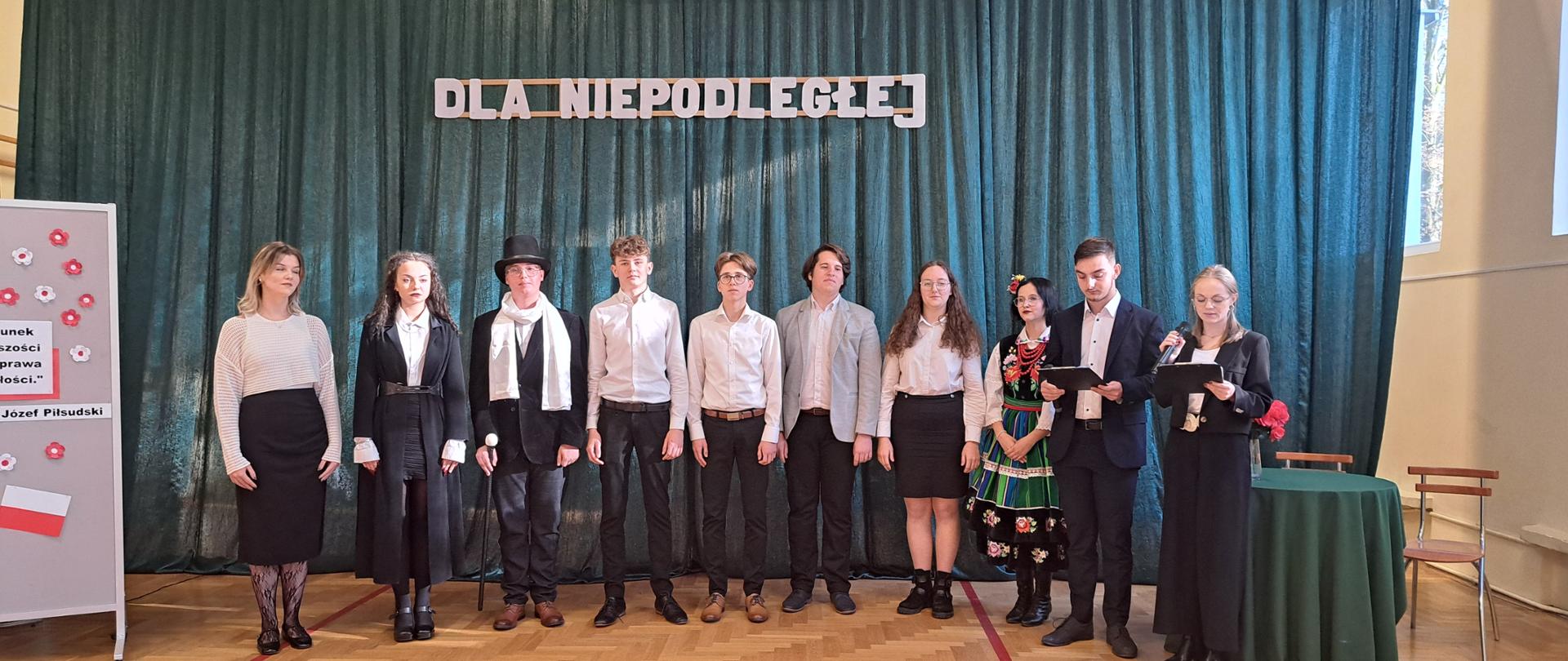 Szkolni artyści na tle dekoracji