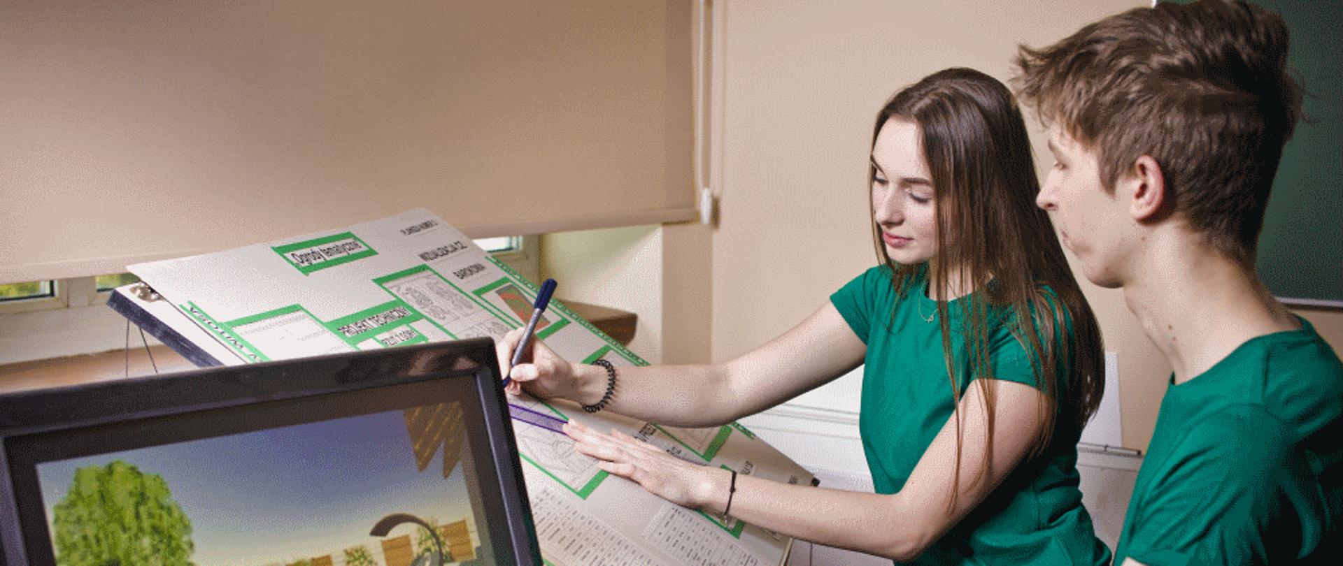 dwoje uczniów projektuje ogród w programie komputerowym, na podstawie zebranych materiałów