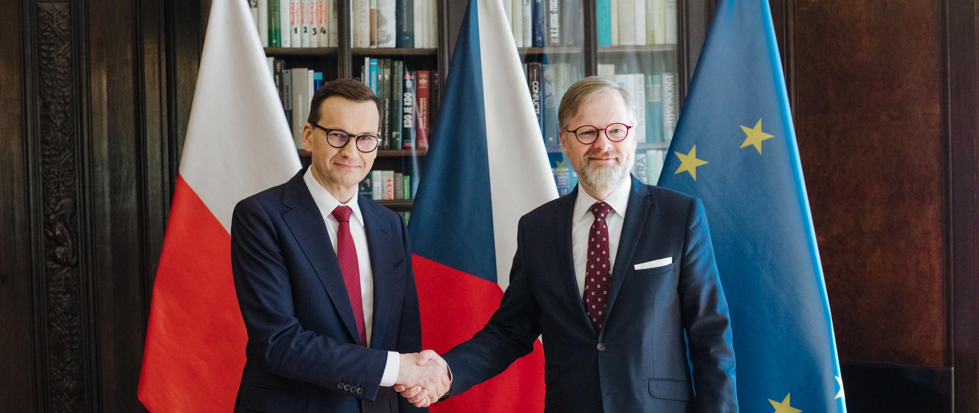 Premier Mateusz Morawiecki i premier Republiki Czeskiej Petr Fiala podczas wizyty premiera Polski w Pradze w ramach międzyrządowych konsultacji