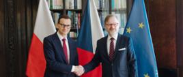 Premier Mateusz Morawiecki i premier Republiki Czeskiej Petr Fiala podczas wizyty premiera Polski w Pradze w ramach międzyrządowych konsultacji