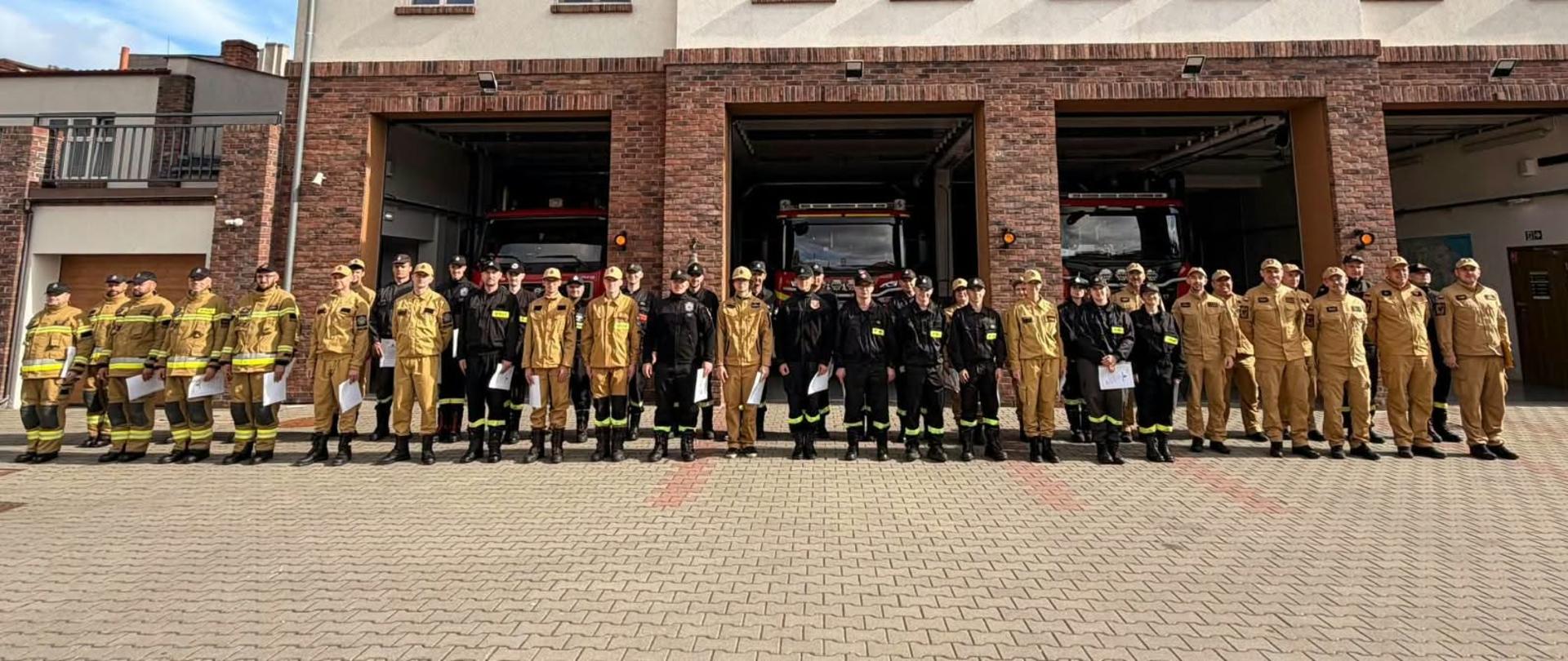 Na zdjęciu wszyscy uczestnicy kursu podstawowego oraz komisja egzaminacyjna