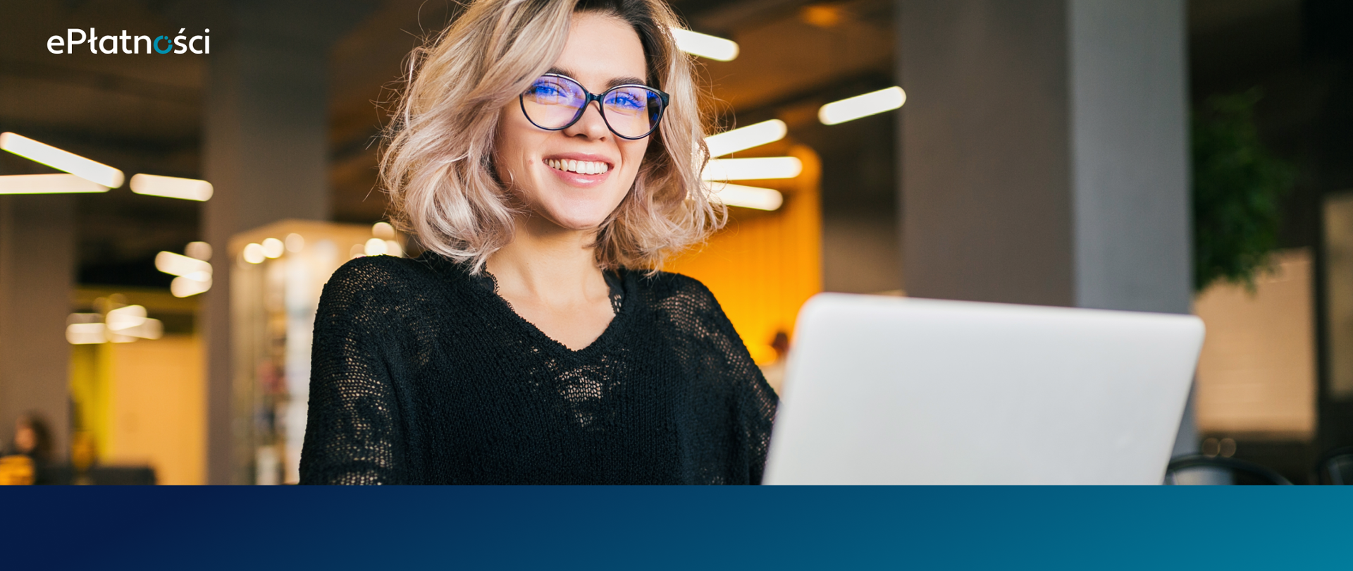 W lewym górnym rogu logo ePłatności. Na zdjęciu uśmiechnięta kobieta w okularach siedząca przed laptopem