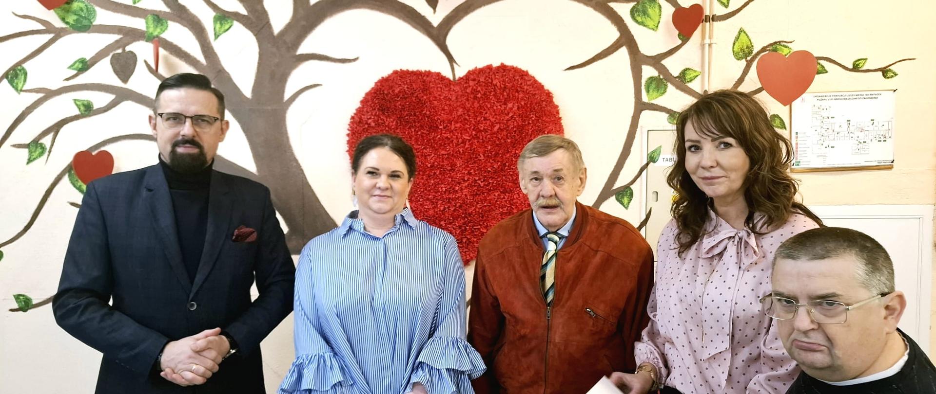 Na zdjęciu widać kobiety i mężczyzn