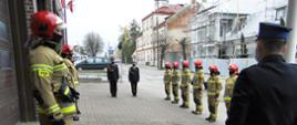 Dzień Flagi Rzeczypospolitej Polskiej. Na zdjęciu strażacy podczas uroczystej zmiany służbowej podczas której dokonuje się podniesienie flagi państwowej,