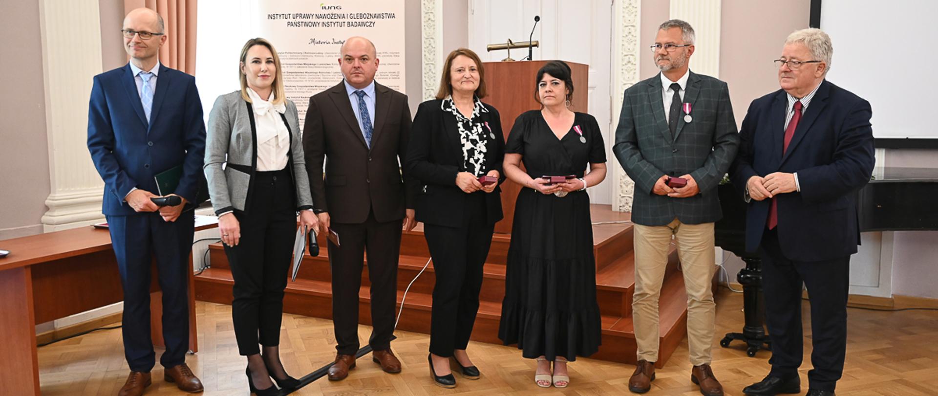 Minister Czesław Siekierski z odznaczonymi (fot. IUNG-PIB)