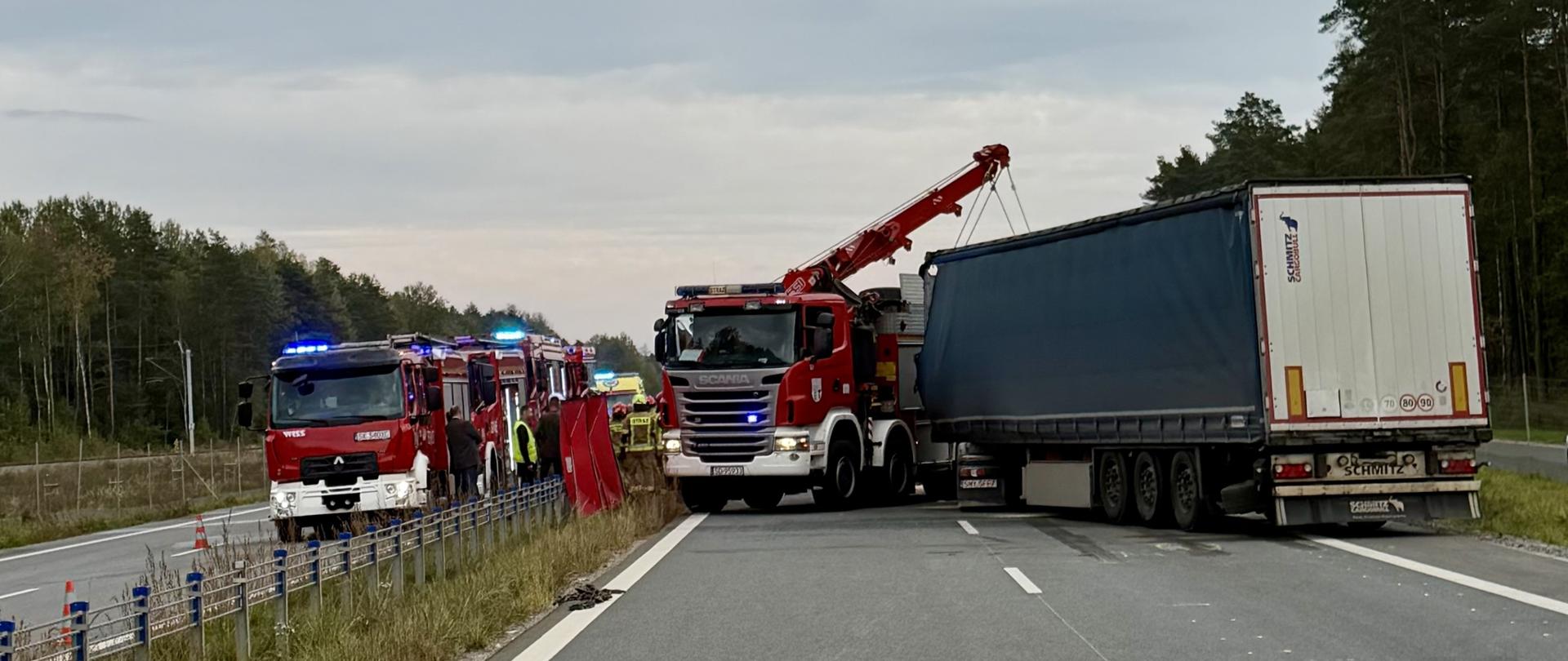 Zderzenie czterech samochodów ciężarowych oraz czterech samochodów osobowych