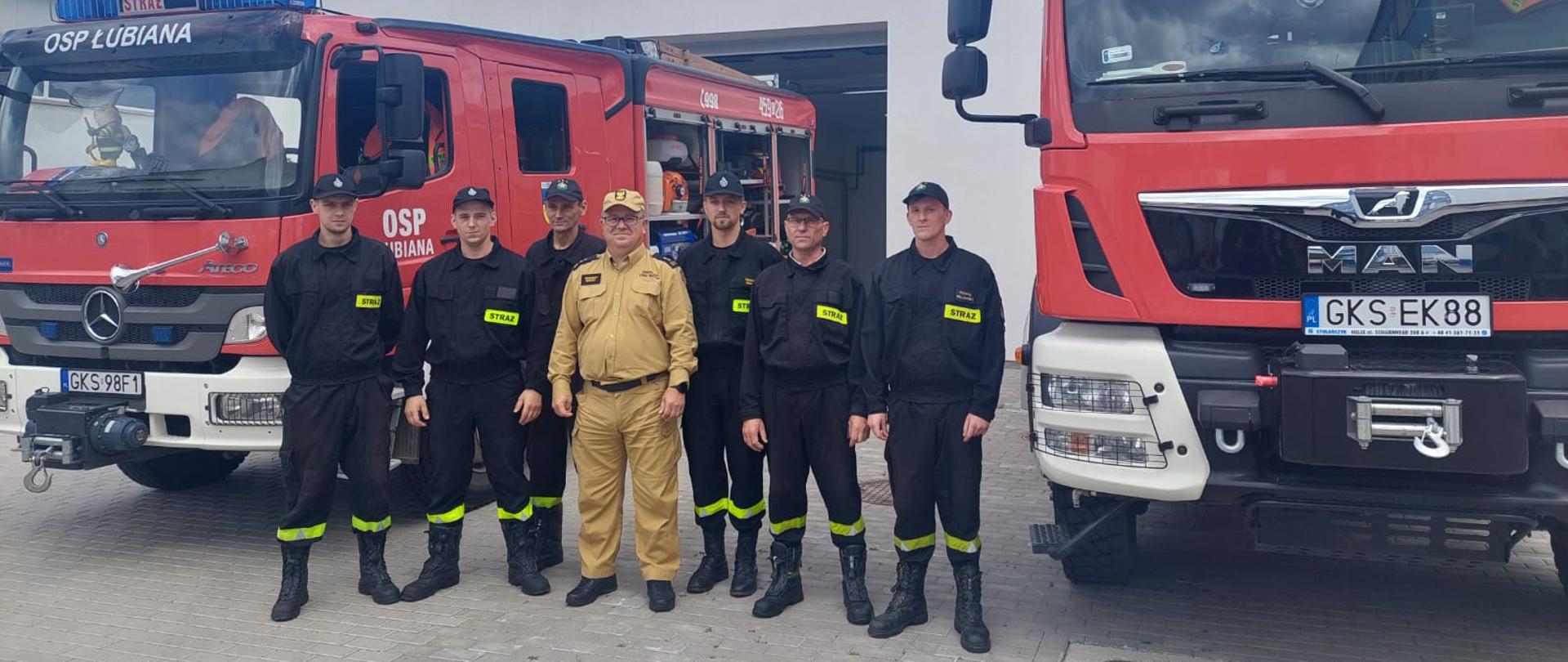  Zastępca Pomorskiego Komendanta Wojewódzkiego PSP w Gdańsku bryg. Wojciech Berent - koordynator ds. współpracy Państwowej Straży Pożarnej i Ochotniczych Straży Pożarnych woj. pomorskiego wraz ze strażakami OSP Łubiana