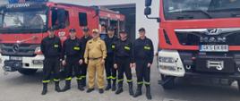 Zastępca Pomorskiego Komendanta Wojewódzkiego PSP w Gdańsku bryg. Wojciech Berent - koordynator ds. współpracy Państwowej Straży Pożarnej i Ochotniczych Straży Pożarnych woj. pomorskiego wraz ze strażakami OSP Łubiana