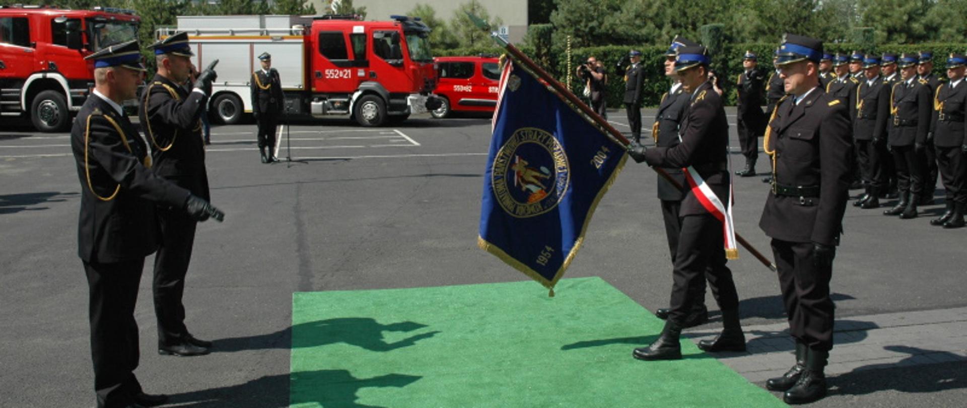 Pożegnanie komendanta powiatowego PSP w Stalowej Woli bryg. Roberta Lebiody ze sztandarem komendy