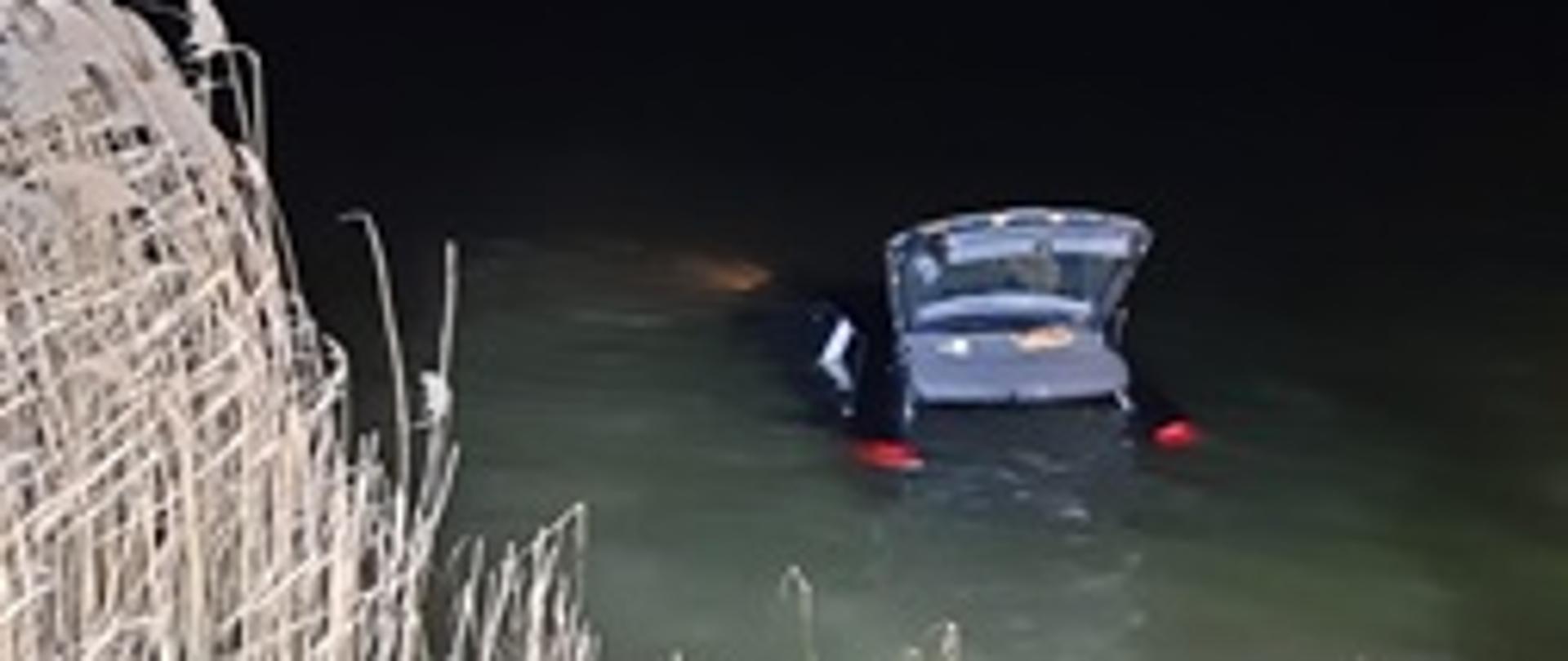 Samochód osobowy w stawie rybnym - Nowaki.