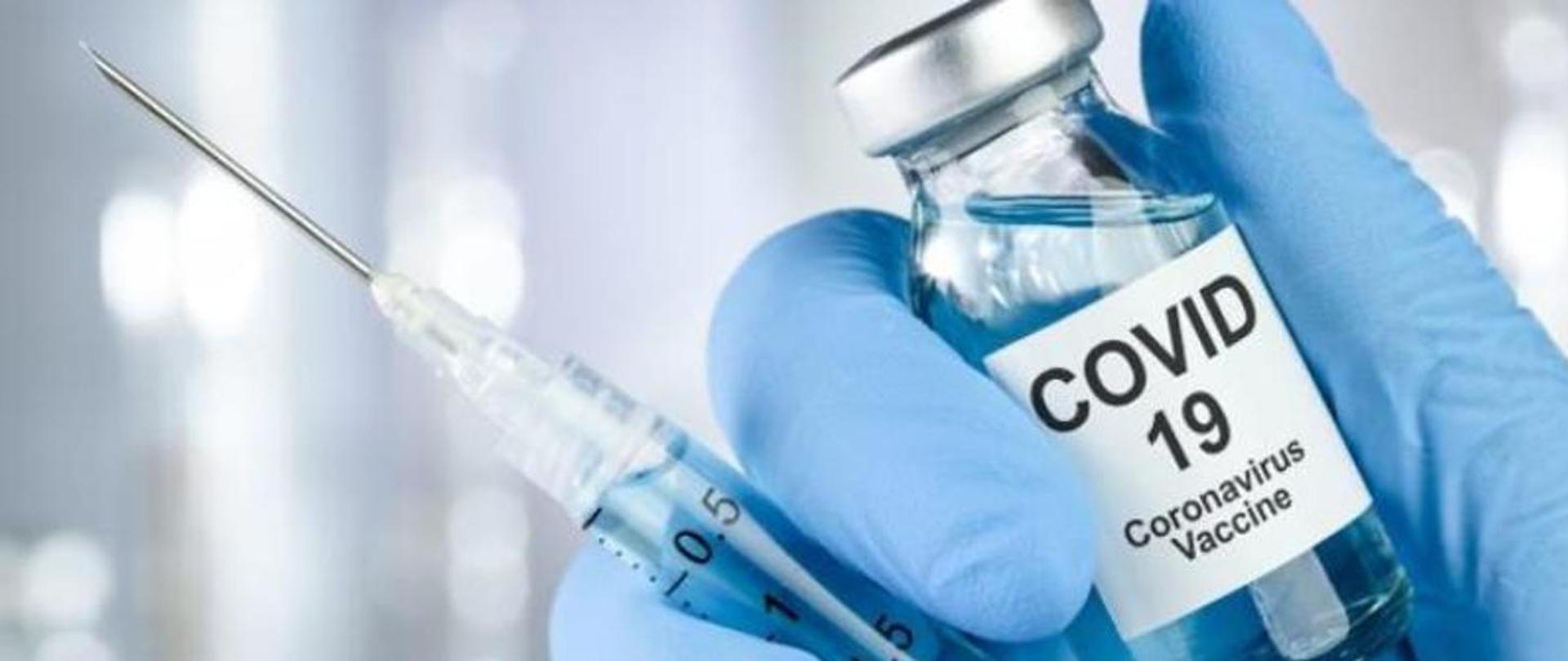 Na zdjęciu widać rękę trzymającą fiolkę oraz strzykawkę ze szczepionką przeciwko Covid-19.