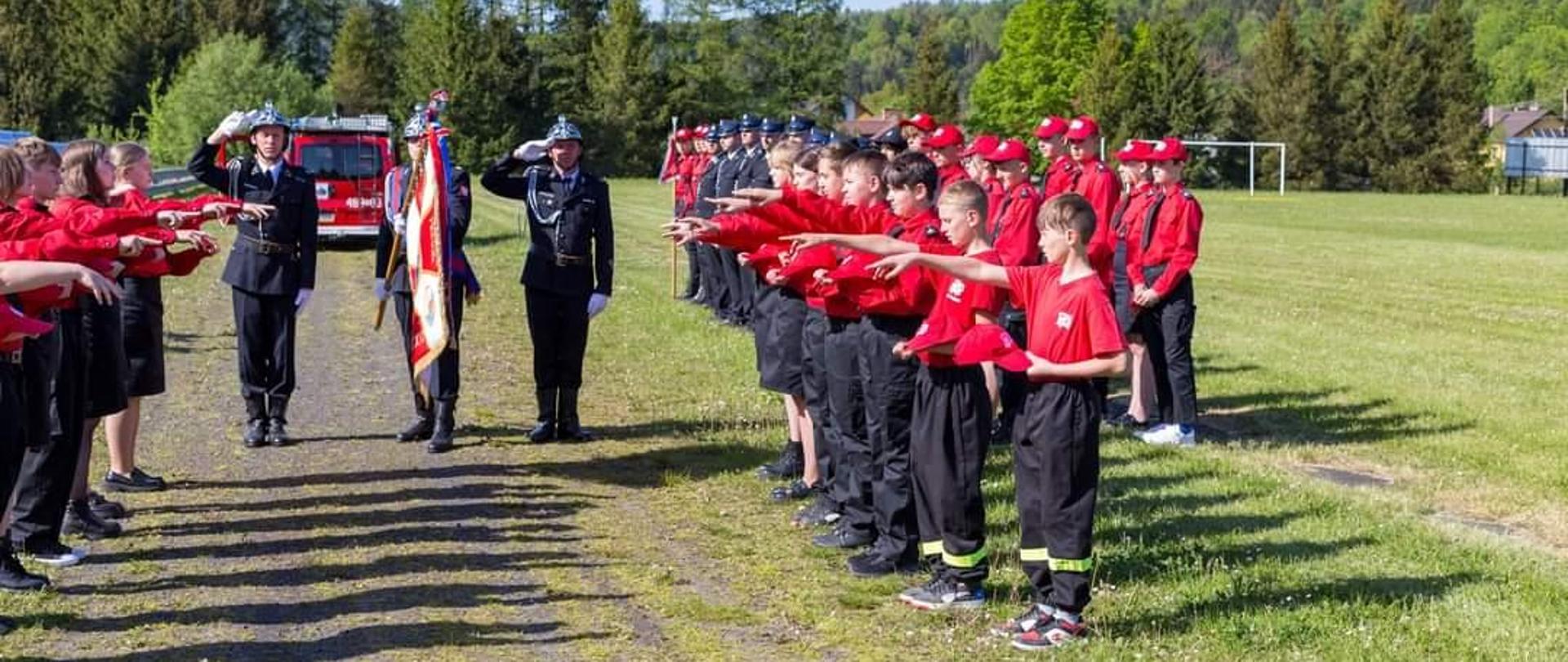 Zdjęcie przedstawia strażaków podczas obchodów Międzynarodowego Święta Dnia Strażaka w Gminie Baligród.