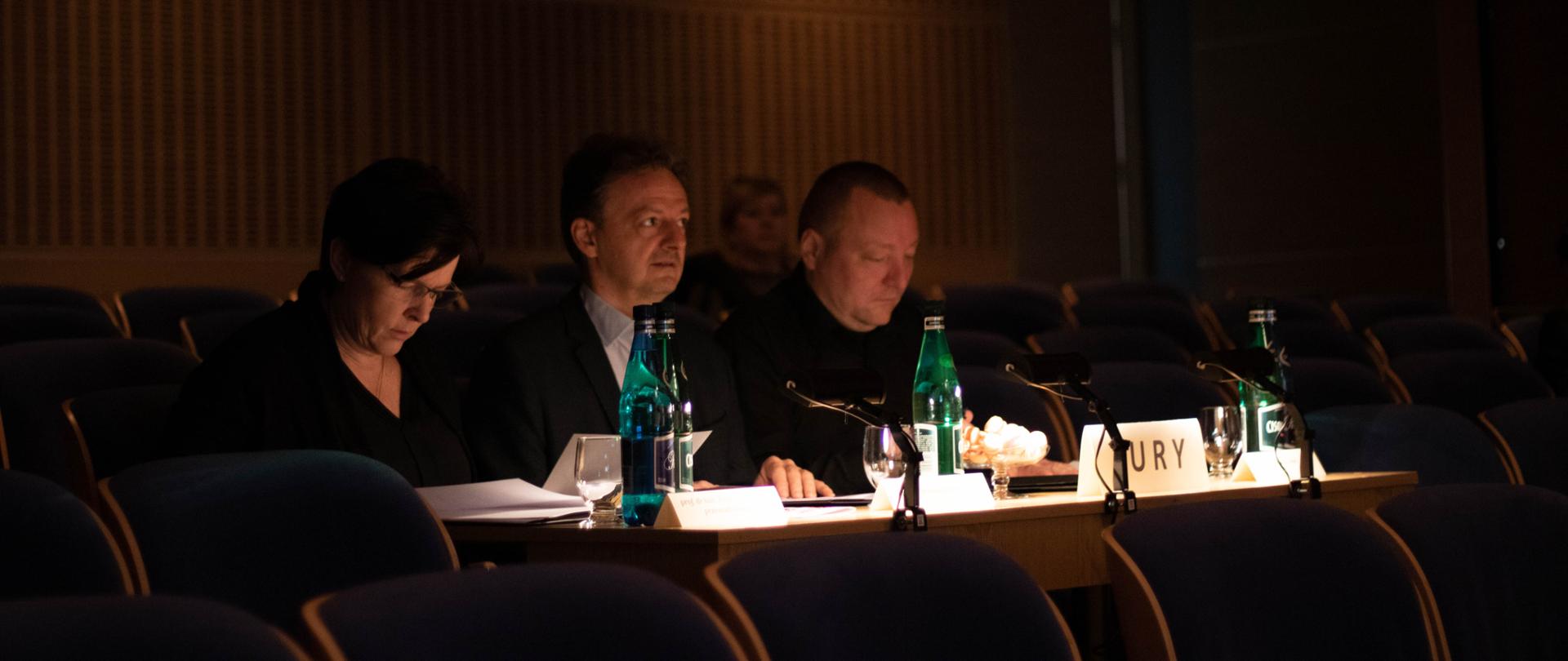 Zdjęcie przedstawiające komisję konkursową siedzącą przy stole komisyjnym