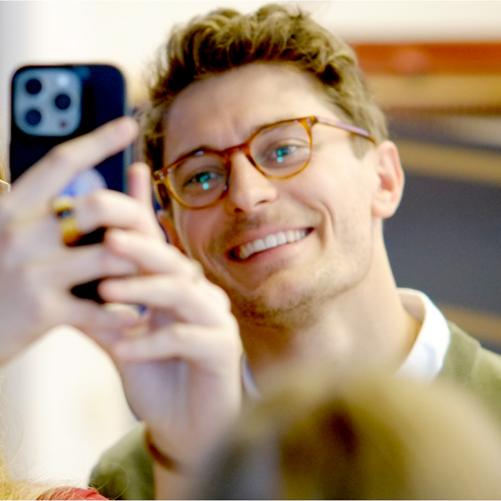 Zdjęcie przedstawia uczennicę ZPSM wykonującą selfi z J.J. Orlińskim