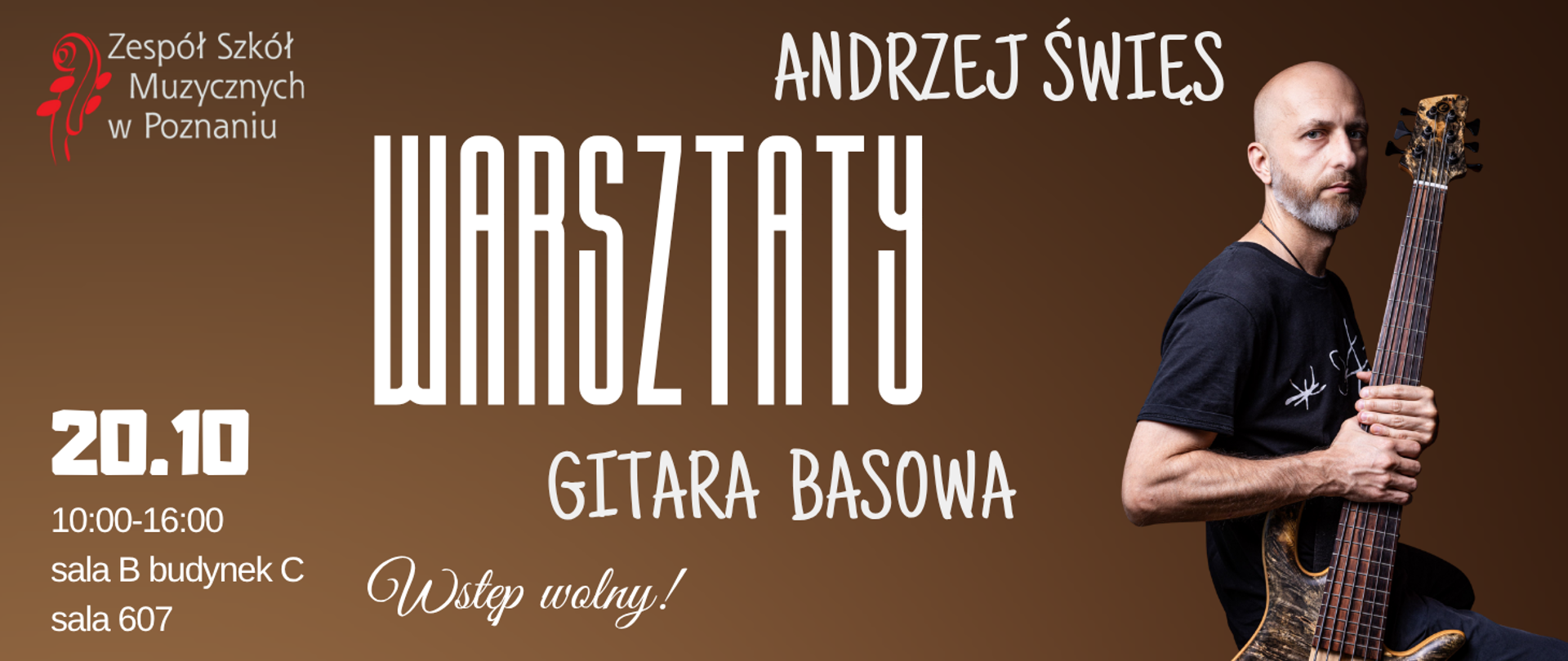 Plakat informujący o warsztatach z gitary basowej prowadzonych przez Andrzeja Święsa w Zespole Szkół Muzycznych w Poznaniu. Po lewej stronie logo szkoły oraz informacje: „20.10, 10:00–16:00, sala B budynek C, sala 607”. W centralnej części duży napis: „Warsztaty gitara basowa”. Na dole dopisek: „Wstęp wolny!”. Po prawej stronie zdjęcie mężczyzny trzymającego gitarę basową na brązowym tle.