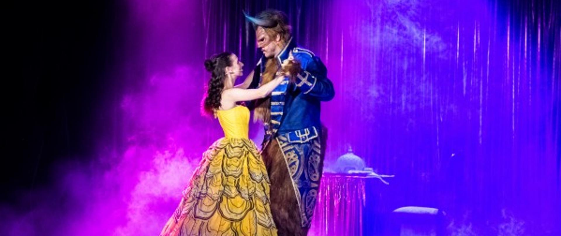 Tańcząca para - dziewczyna w żółtej sukni z mężczyzną w niebieskim surducie - bestią