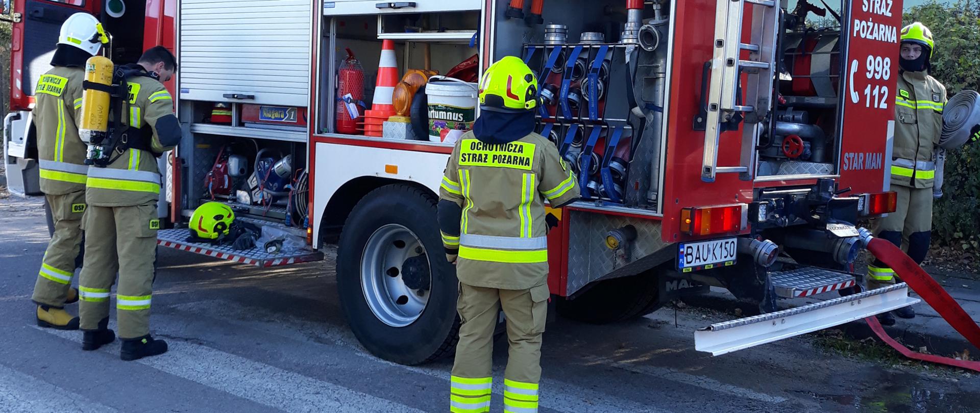 Strażacy biorą sprzęt ratowniczo-gaśniczy z GBA