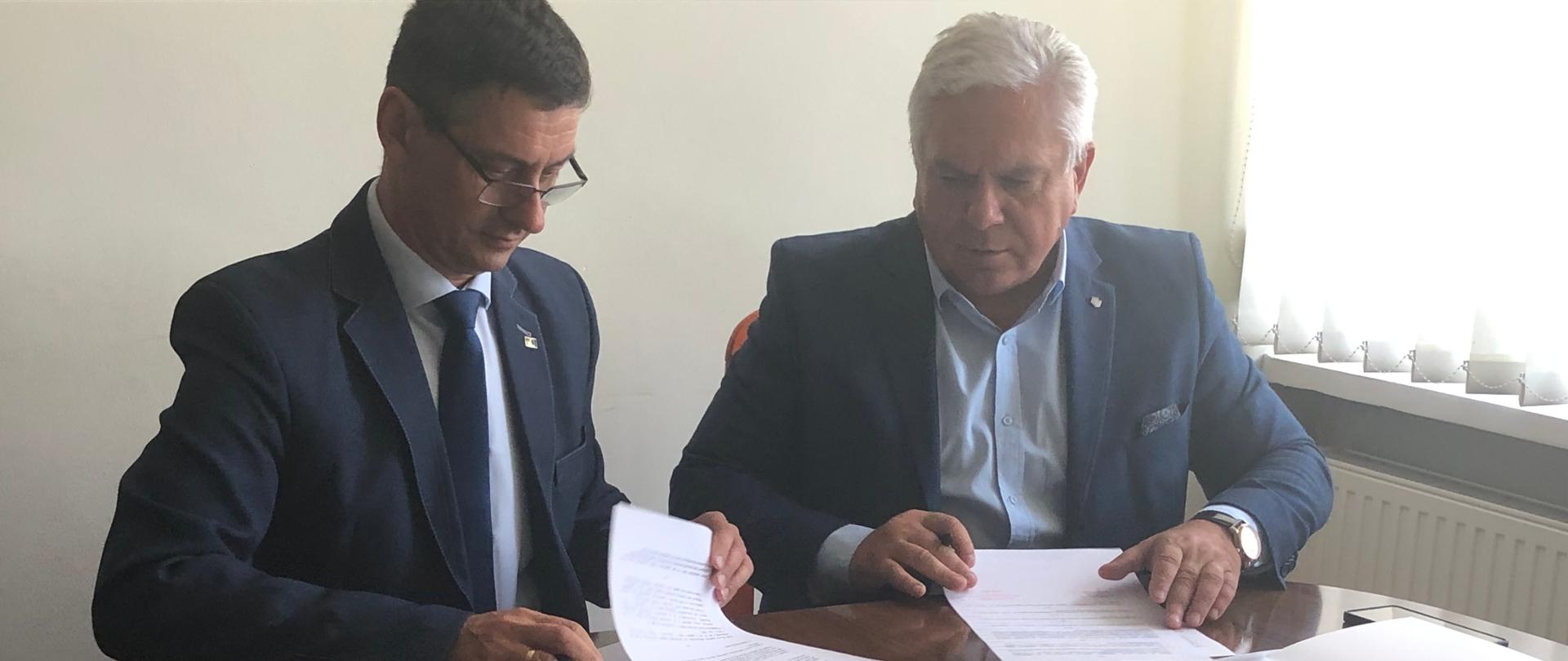 Na zdjęciu Dyrektor Ireneusz Dawidowicz i Kujawsko Pomorski Inspektor Jakości Handlowej Artykułów Rolno-Spożywczych Waldemar Sieńko podpisują porozumienie