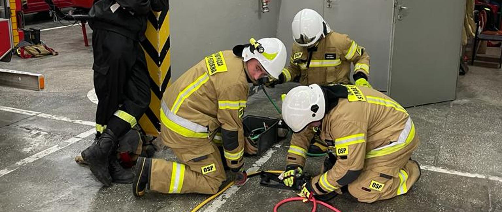 Strażacy montują zestaw pneumatyczny