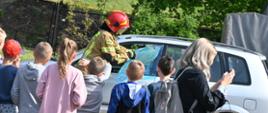 Dzieci na stanowisku pokazującym jak uwalniane są osoby zakleszczone w pojeździe