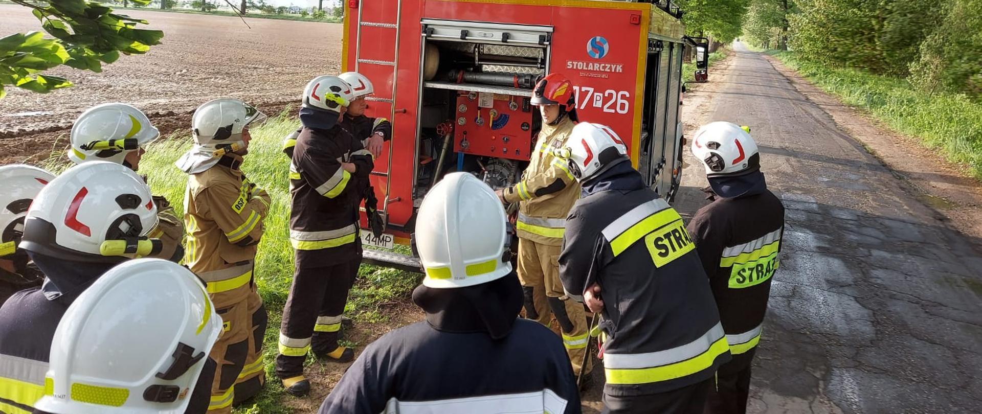 Droga, pobocze, strażacy, samochód pożarniczy