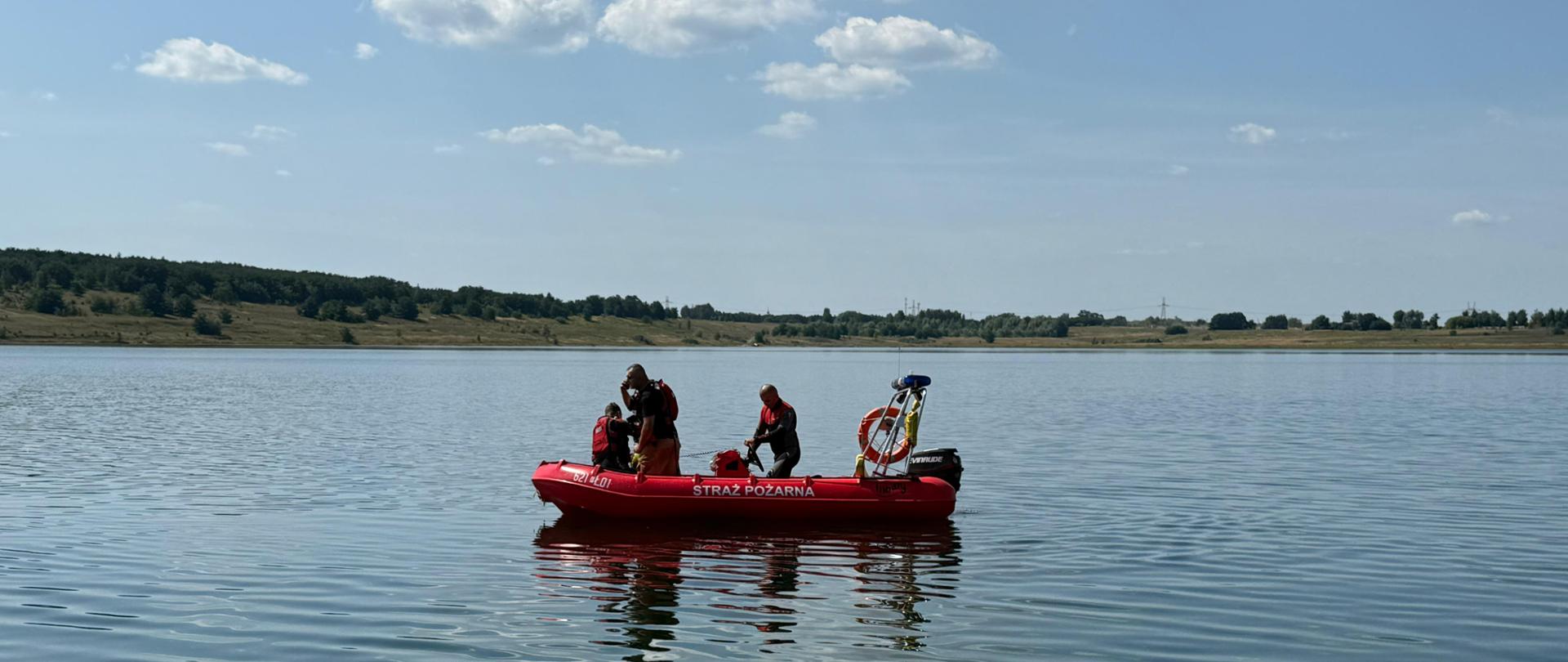 na zdjęciu funkcjonariusze PSP podczas prowadzonych działań ratowniczych