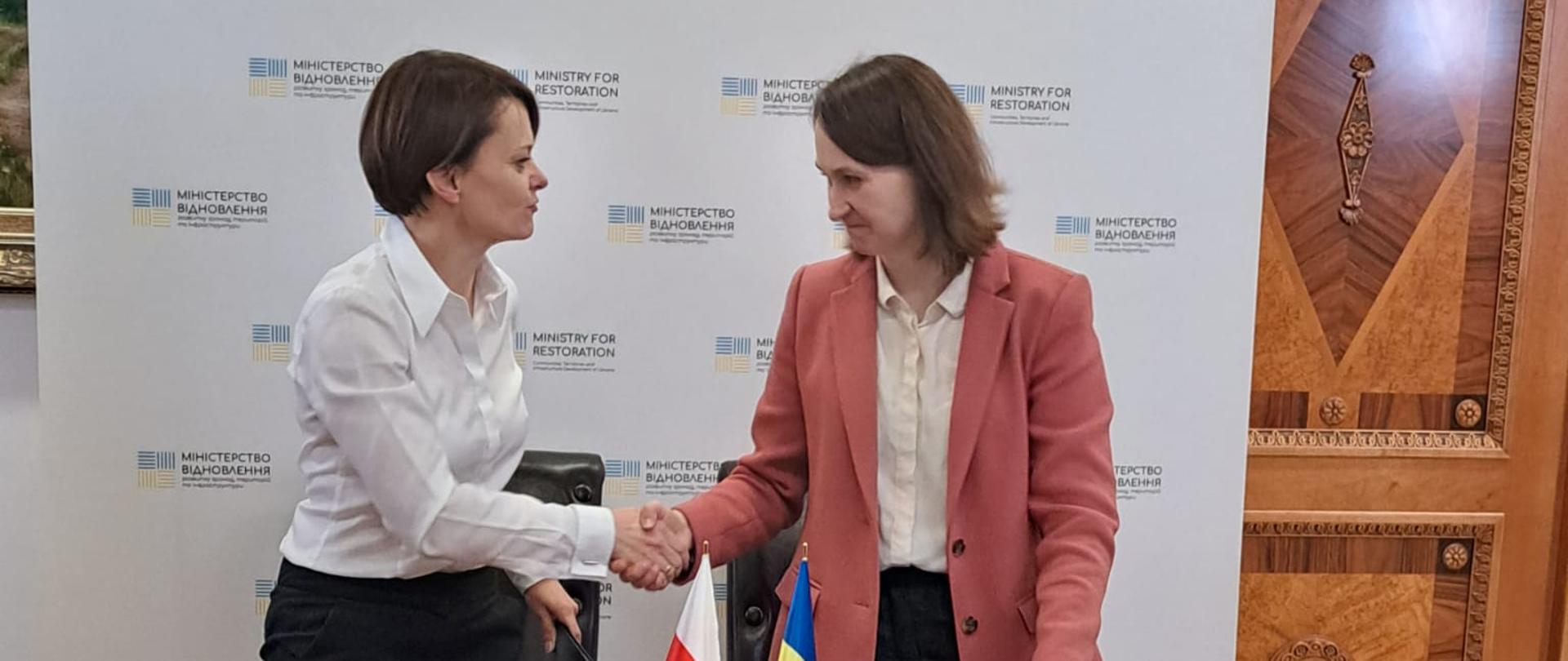 Pełnomocnik rządu ds. polsko-ukraińskiej współpracy rozwojowej Jadwiga Emilewicz i wiceminister rozwoju wspólnot, terytoriów i infrastruktury Ukrainy Ołeksandra Azarchina trzymają w dłoniach podpisany dokument dot. wzmocnienia polsko-ukraińskiej współpracy gospodarczej