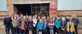 grupa uczniów i nauczycieli przed Muzeum Techniki i Motoryzacji w Otrębusach pod Warszawą 