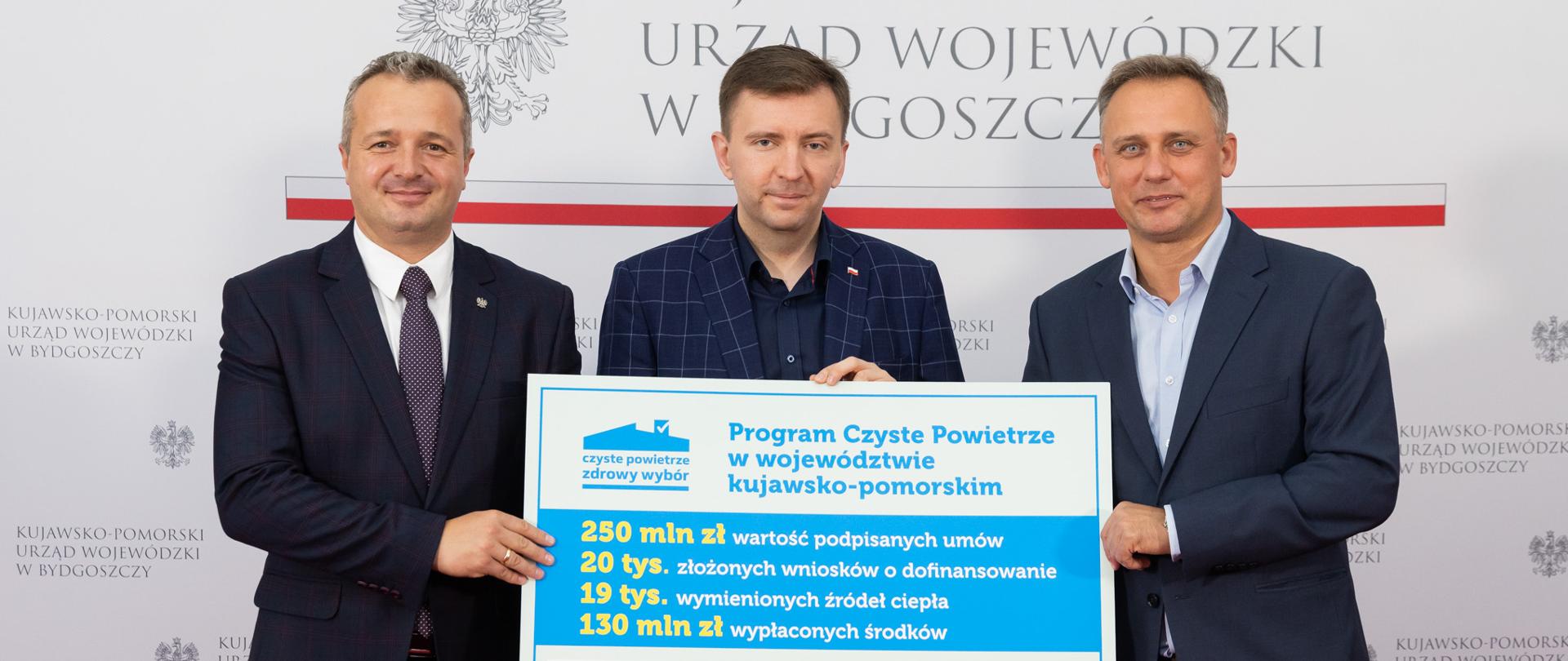 Wojewoda Mikołaj Bogdanowicz, Minister Łukasz Schreiber i Prezes Wojewódzkiego Funduszu Ochrony Środowiska i Gospodarki Wodnej Ireneusz Stachowiak na podsumowaniu trzech lat Programu "Czyste Powietrze"