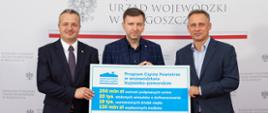 Wojewoda Mikołaj Bogdanowicz, Minister Łukasz Schreiber i Prezes Wojewódzkiego Funduszu Ochrony Środowiska i Gospodarki Wodnej Ireneusz Stachowiak na podsumowaniu trzech lat Programu "Czyste Powietrze"