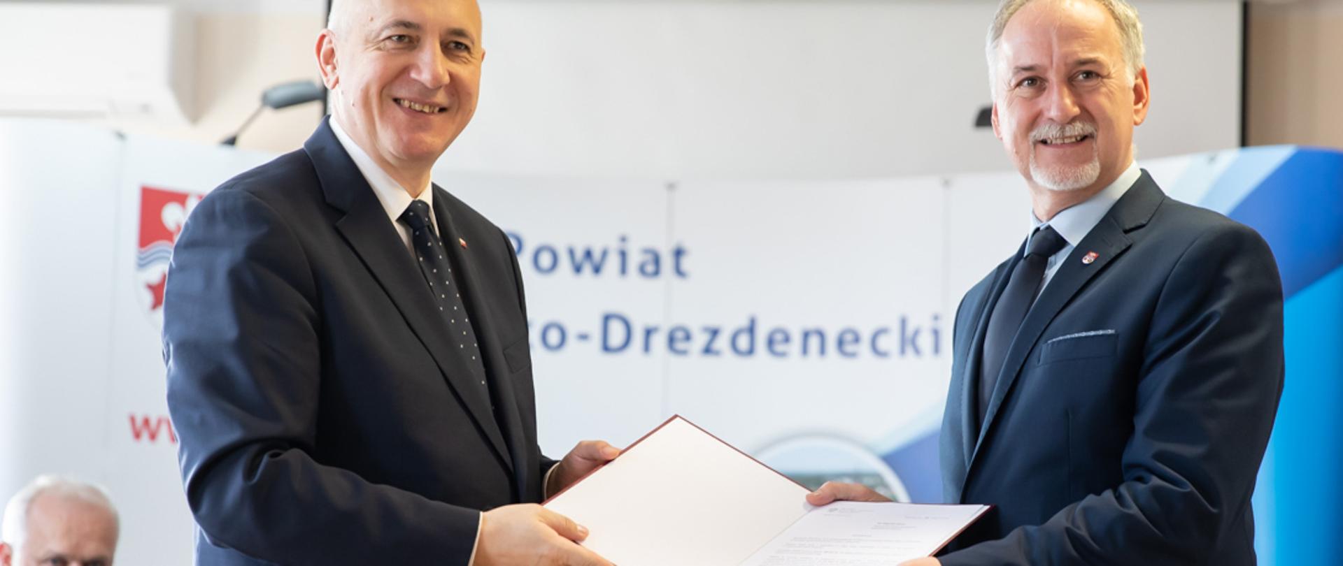 Minister Joachim Brudziński wręcza promesę
